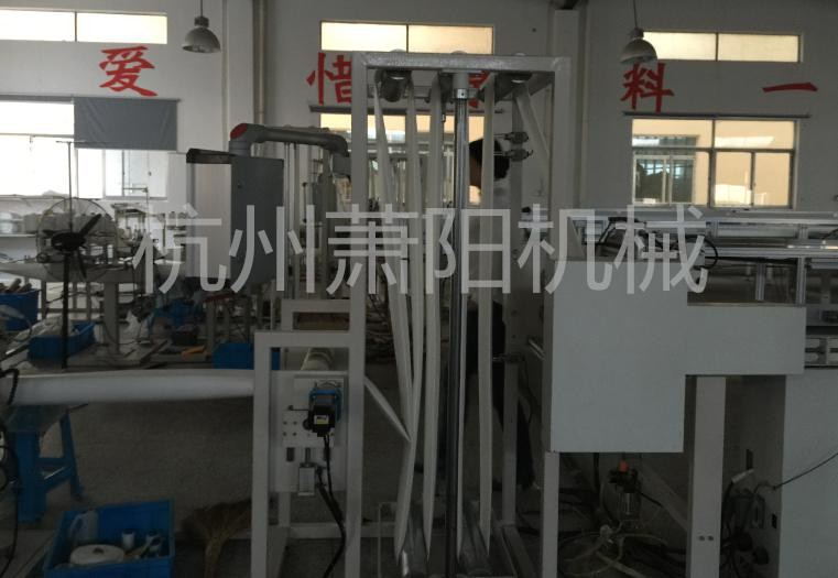 機(jī)器進(jìn)行自動生產(chǎn)縫制除塵布袋