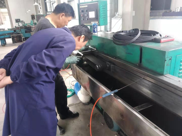 老板正在查看經(jīng)布袋除塵器吸塵情況