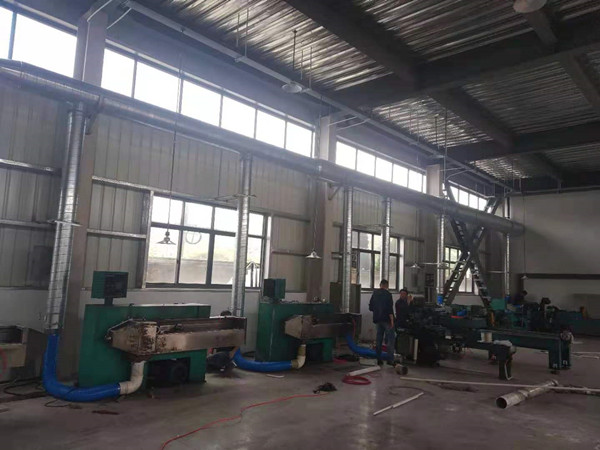 電工正在接機器設(shè)備電源